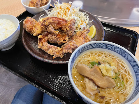 醤油唐揚げ定食、鳥の唐揚げと温かい大門素麺