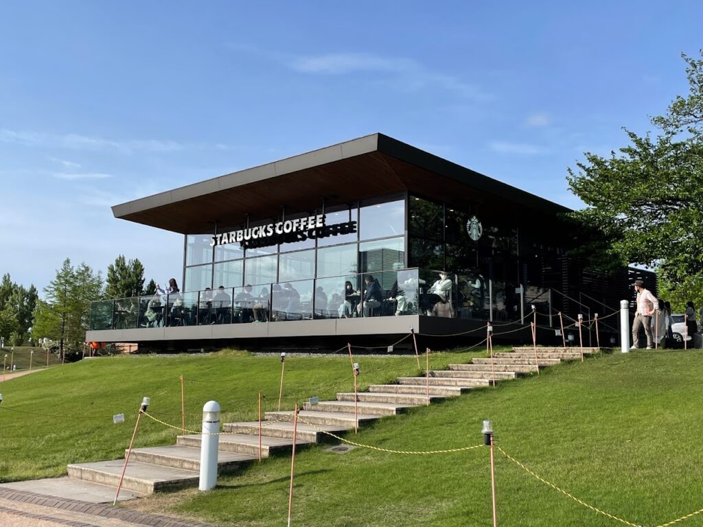 昼間のスターバックスコーヒー富山環水公園店