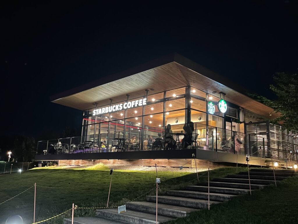 夜のスターバックスコーヒー富山環水公園店