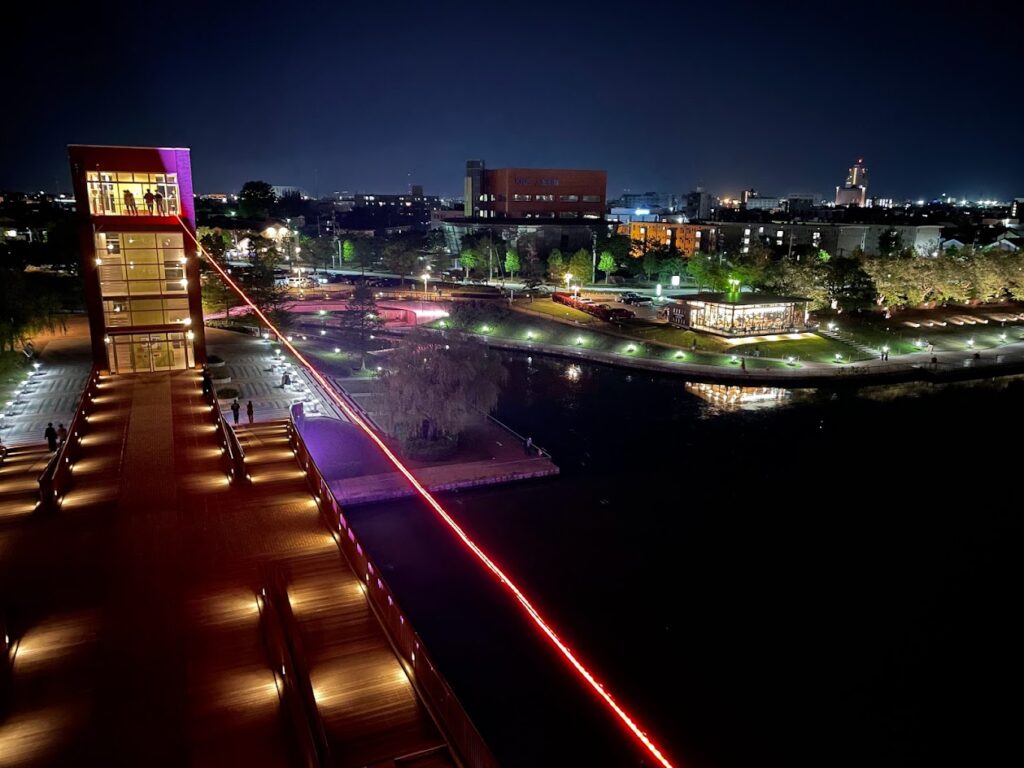 夜の富岩運河環水公園、展望台から