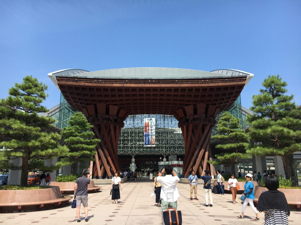 金沢駅の鼓門昼間の様子