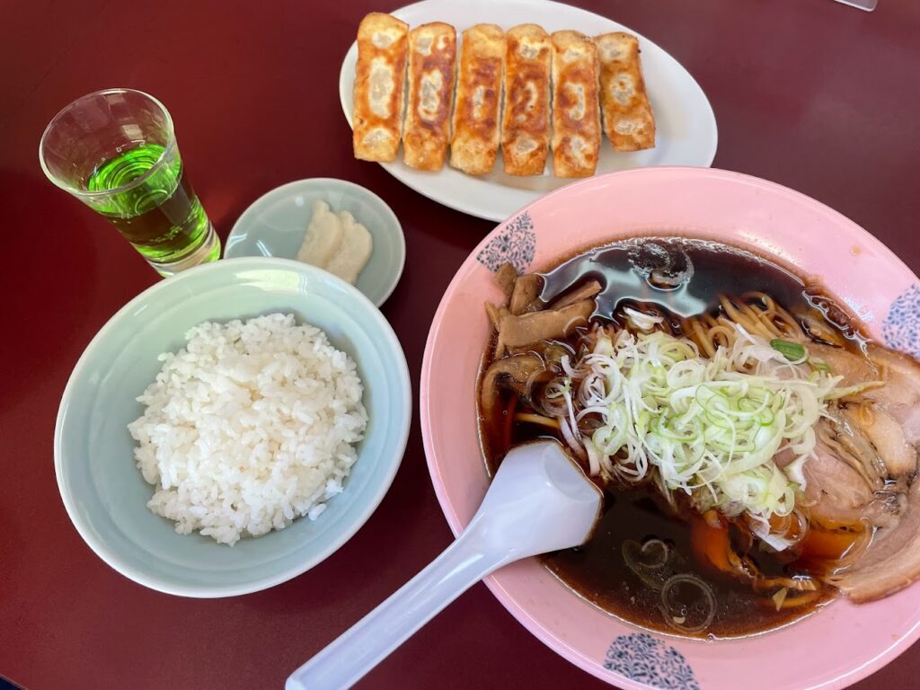 ブラックラーメン大長のラーメンと餃子とメロンソーダ