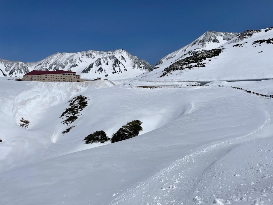 雪道と室堂駅